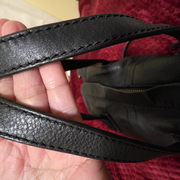 Elegant Black Leather Handbag - Picture 5 of 9